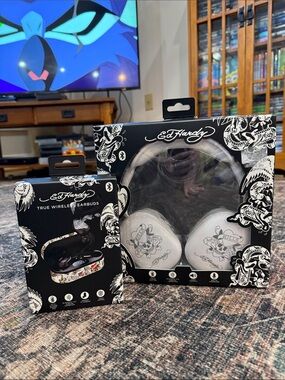 NWT Ed Hardy White & Black Graphic Wireless Headphones and Earbuds Set